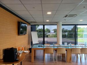 Holiday Inn Express - Arcachon - La Teste by IHG的电视和/或娱乐中心