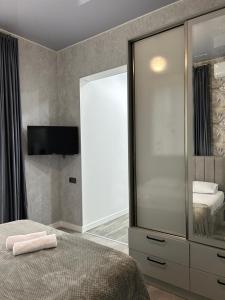 Un dormitorio con una cama y una cómoda con espejo. en Shine Hill შაინ ჰილი, en Tsinsvla 37 fotos más