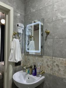 Un baño de Shine Hill შაინ ჰილი