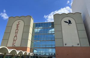 un edificio con un uccello su un lato di Seahawk Motel a Virginia Beach