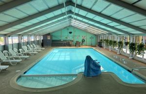 una grande piscina con sedie in un edificio di Seahawk Motel a Virginia Beach