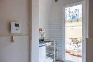 eine Küche mit einer Tür zum Balkon in der Unterkunft House Mandarino in Bari + 38 Fotos