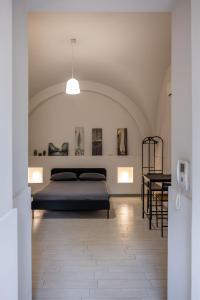 ein Schlafzimmer mit einem Bett und einem Tisch in der Unterkunft House Mandarino in Bari
