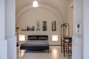 ein Schlafzimmer mit einem Bett und einem Schreibtisch in einem Zimmer in der Unterkunft House Mandarino in Bari