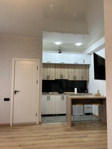 Una cocina o zona de cocina en Shine Hill შაინ ჰილი