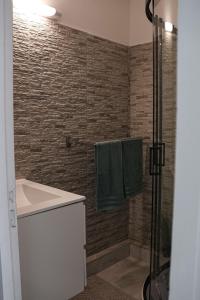 a bathroom with a sink and a shower with green towels at Éden Escale Premium in Les Abymes +19 photos