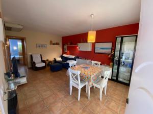 ein Wohnzimmer mit Tisch, Stühlen und Sofa in der Unterkunft Daro 2D 163 in Torroella de Montgrí