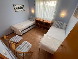 ein kleines Zimmer mit 2 Betten, einem Tisch und Stühlen in der Unterkunft Daro 2D 163 in Torroella de Montgrí + 21 Fotos
