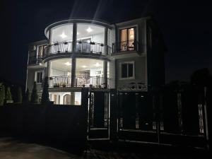 Edificio en el que se encuentra el hostal o pensión