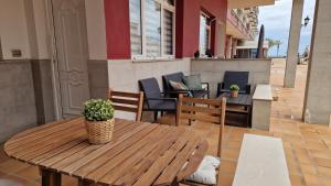 une table et des chaises en bois sur une terrasse dans l'établissement Maravillosa by "BahiaMarCanarias", à La Estrella 33 autres photos