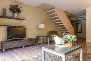 TV a/nebo společenská místnost v ubytování Casp 74 Apartments
