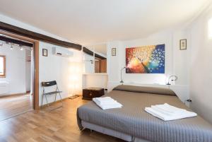 1 dormitorio con 1 cama y una pintura en la pared en Roommo Carmine, en Florencia