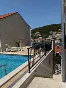 Bazén v ubytovaní Pucisca Vero Apartments alebo v jeho blízkosti