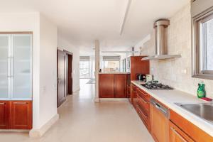Dapur atau dapur kecil di BreezHouse MAMAD Jonah Beach Duplex Penthouse