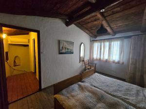 een slaapkamer met een bed in een kamer met een raam bij Casa Cappellina by HolAp SA in Gerra