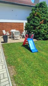 Vonkajšia záhrada v ubytovaní Joós Apartman