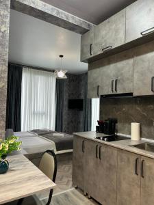Una cocina o zona de cocina en Shine Hill შაინ ჰილი