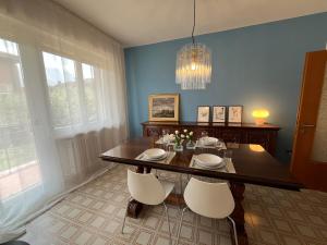 リーヴァ・デル・ガルダにあるDueOlivi - Appartamento Blueのテーブルと椅子2脚のあるダイニングルーム