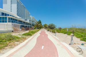 un camino de ladrillo rojo frente a un edificio en Girasole Rentals Suites, en Miami Beach
