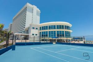 una cancha de tenis frente a un edificio en Girasole Rentals Suites, en Miami Beach