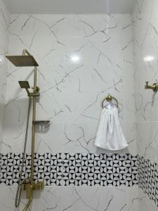 Un baño de Shine Hill შაინ ჰილი