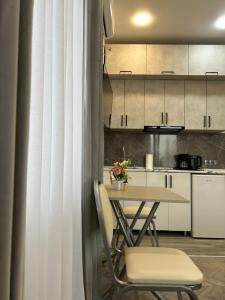 Una cocina o zona de cocina en Shine Hill შაინ ჰილი