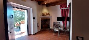 a living room with a fireplace and a table and chairs at Il Casale Le Tre Volte in Solfara Mare