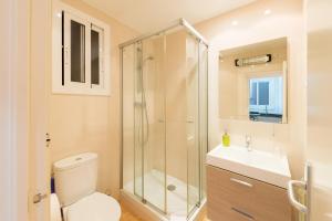 巴塞罗那Hostal BESTPRICE Barcelona Stadium的带淋浴、马桶和水槽的浴室