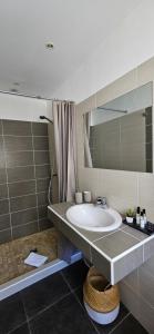 Ένα μπάνιο στο T2 Résidence Dolce & Vita B4 vue mer et piscine +25 φωτογραφίες