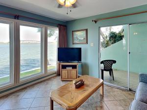 TV a/nebo společenská místnost v ubytování Watercolor Skies