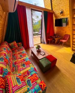Postel nebo postele na pokoji v ubytování Cozy House Gulebi