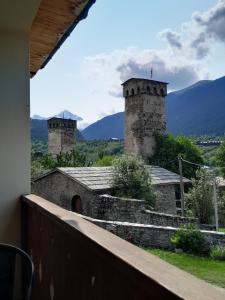 O vedere generală la munți sau o vedere la munte luată de la această pensiune