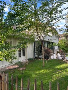 a house with a picnic table and a tree in the yard at Nouveau au coeur de l'Isle Adam - Le Clos de l'Isle in LʼIsle-Adam