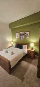 Ένα ή περισσότερα κρεβάτια σε δωμάτιο στο Cosy 2 bedroom flat-castle view