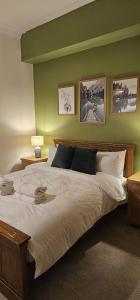 Ένα ή περισσότερα κρεβάτια σε δωμάτιο στο Cosy 2 bedroom flat-castle view