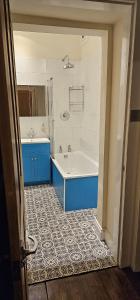 Ένα μπάνιο στο Cosy 2 bedroom flat-castle view