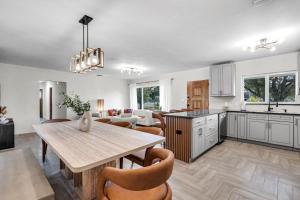 Η κουζίνα ή μικρή κουζίνα στο 4BR Biscayne River Home with Pool & Pickleball Fun +60 φωτογραφίες