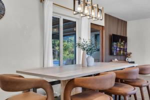 Φωτογραφία από το άλμπουμ του 4BR Biscayne River Home with Pool & Pickleball Fun σε Biscayne Gardens