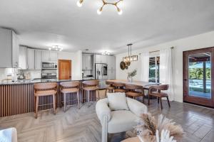 Η κουζίνα ή μικρή κουζίνα στο 4BR Biscayne River Home with Pool & Pickleball Fun