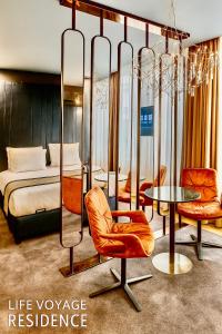 Postel nebo postele na pokoji v ubytování LiFE VOYAGE RESIDENCE & SPA - Strasbourg's City Center Luxury Experience