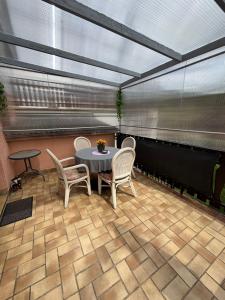 a room with a table and chairs and a glass ceiling at Kleines Ferienhaus Nicole in Piesport