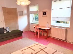 salon ze stołem i krzesłem w obiekcie Millstream Apartment w mieście St. Veit an der Glan +16 zdjęć