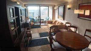a living room with a table and a couch at Departamento Familiar en Concón in Concón
