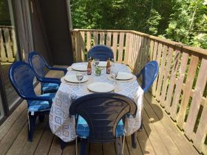 a table and chairs on a deck with drinks on it at Chalet 230 I Gezellig chalet aan de rand van het bos - 5 persoons I Durbuy in Durbuy