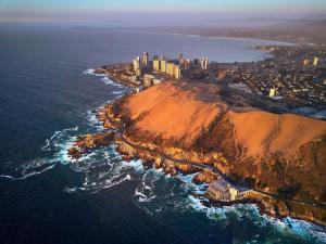 an aerial view of a city and the ocean at Departamento Familiar en Concón in Concón