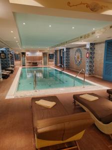 Bazén v ubytování Platinum Suite & Spa nebo v jeho okolí