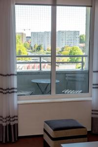 una finestra con vista sullo skyline della città di Click Apartamenty Portowa a Kołobrzeg