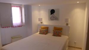 リスボンにあるDoBairro Suites at Principe Realのベッドルーム1室(白いベッド1台、枕2つ付)