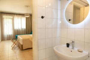 Koupelna v ubytování Ellinas Hotel + 37 fotografií