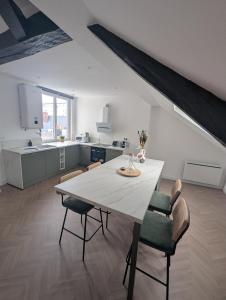 Kuchyň nebo kuchyňský kout v ubytování Sirius 3 - Superbe appartement centre ville pour 4 Personnes